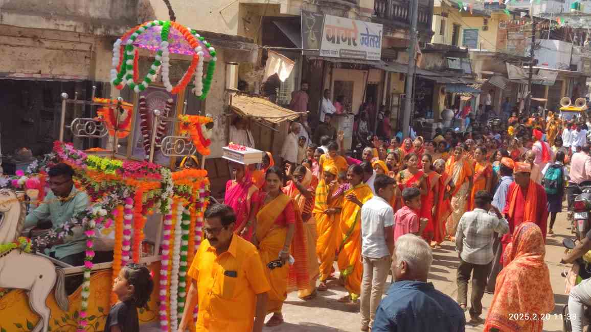 गण गणात बोते च्या गजराने आरमोरी शहर दुमदुमले आरमोरी येथे निघाली श्री संत गजानन महाराज यांच्या पालखीची भव्य मिरवणूक